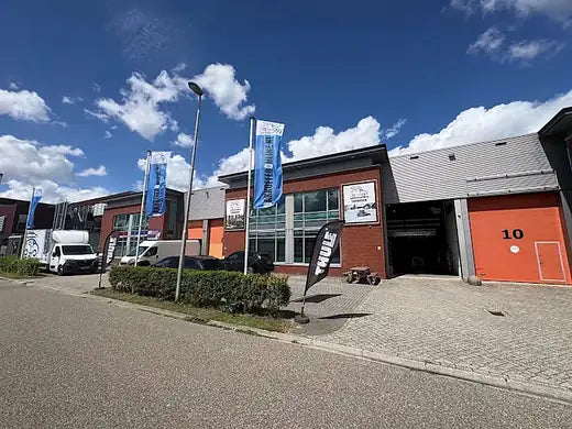 Ons pand in Barendrecht met oranje deur